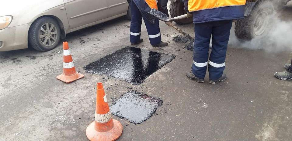 В Железнодорожном районе продолжается ямочный ремонт дорог литым асфальтом