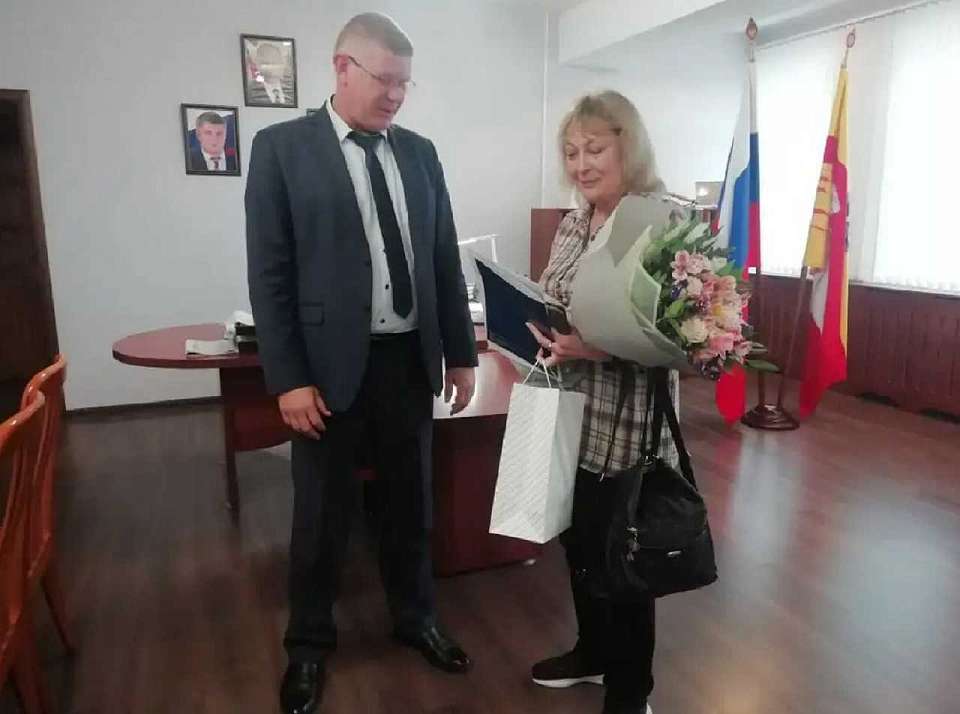 Маме участника СВО префект Коминтерновского района вручил благодарственное письмо от ротного 