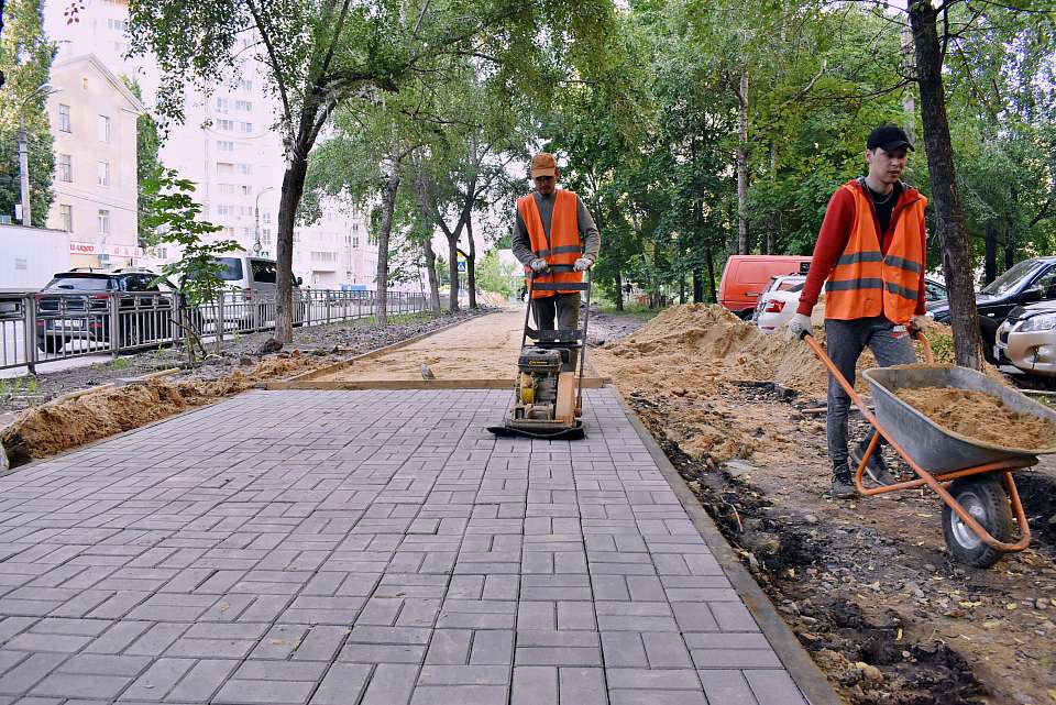 В Ленинском районе Воронежа продолжается масштабный ремонт тротуаров