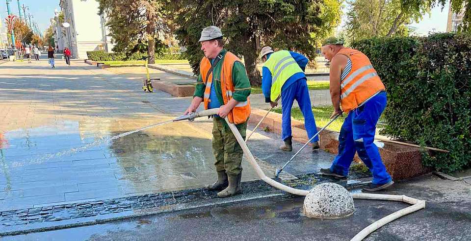 Продолжаются работы по влажной уборке главной улицы Воронежа – проспекта Революции