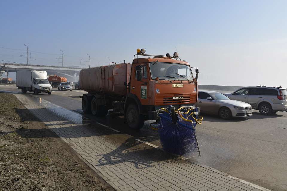 В  Центральном районе Воронежа приступили к новому виду работ – мойке бордюрного камня