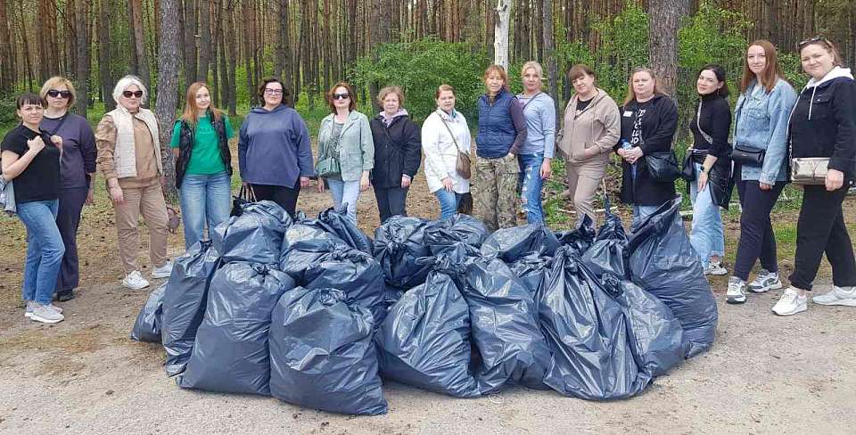 В Коминтерновском районе продолжаются субботники и чистые среды