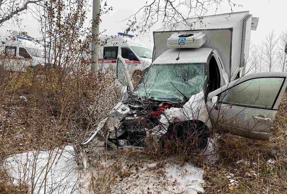 Под Воронежем в столкновении с иномаркой пострадал водитель «Лады Гранты»