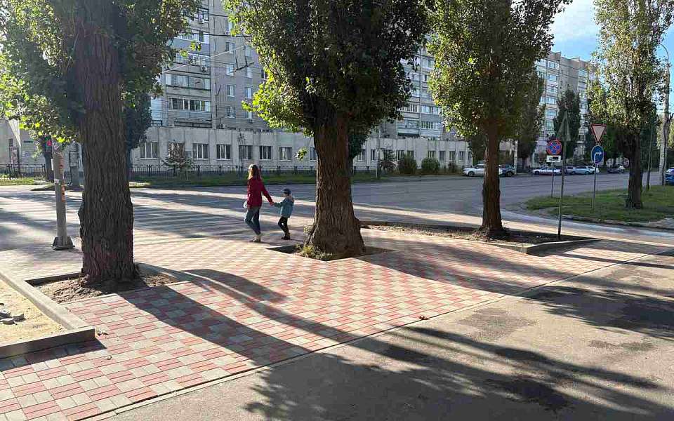 В Железнодорожном районе продолжаются устройство и ремонт тротуаров 