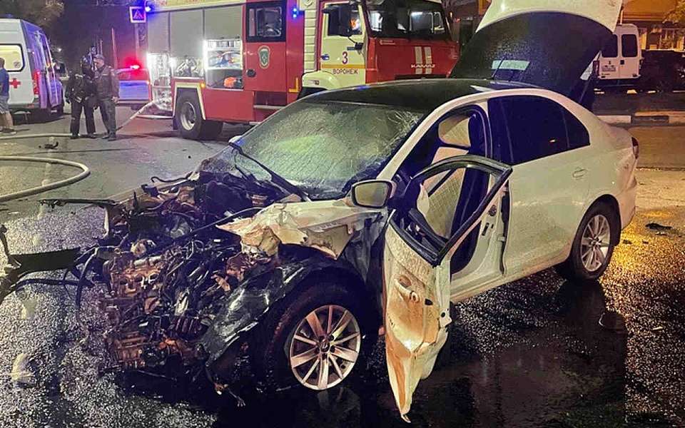 Момент страшного ночного ДТП попал на видео в Воронеже
