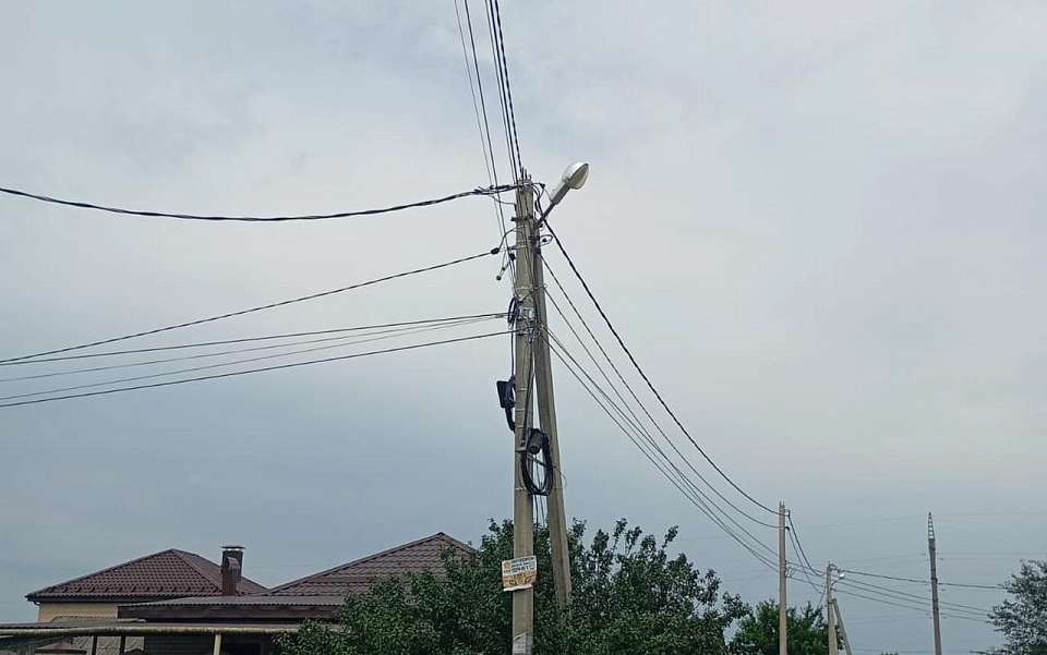 Когда кабель висит незаконно: что стоит за интернетом на чужих опорах