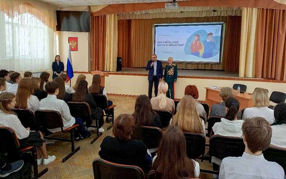 Школьники Ленинского района встретились с писателем – ветераном Вооружённых сил