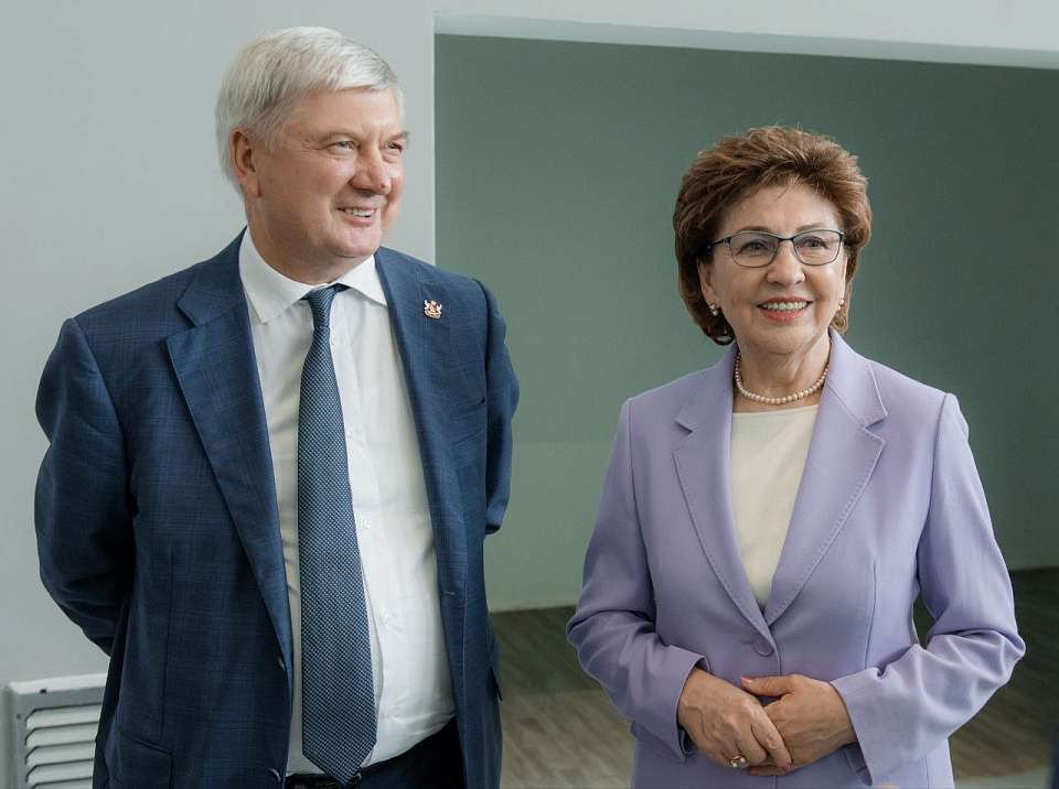 Губернатор Александр Гусев поздравил воронежского сенатора Галину Карелову с юбилеем