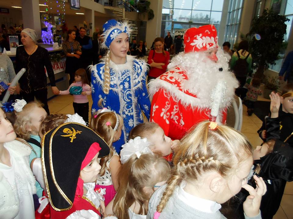 В Коминтерновском районе продолжаются новогодние утренники для детей – сирот и опекаемых