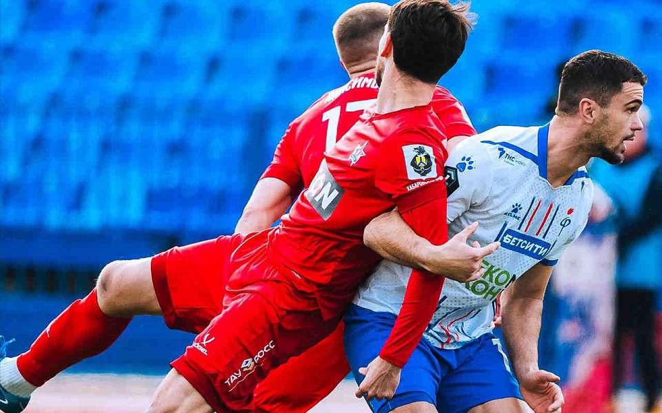 Поражение на хабаровском поле потерпел воронежский «Факел»