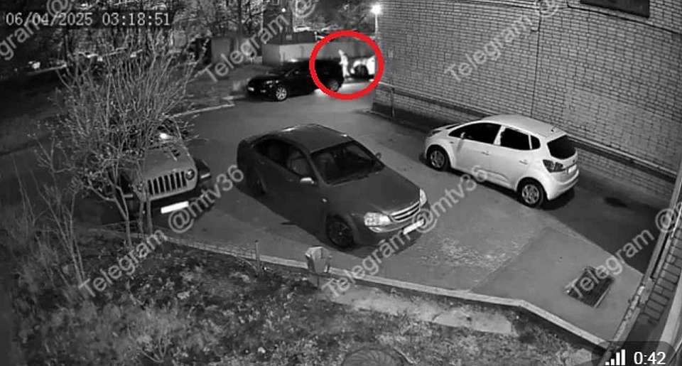 Момент поджога Mazda в Коминтерновском районе Воронежа попал на видео