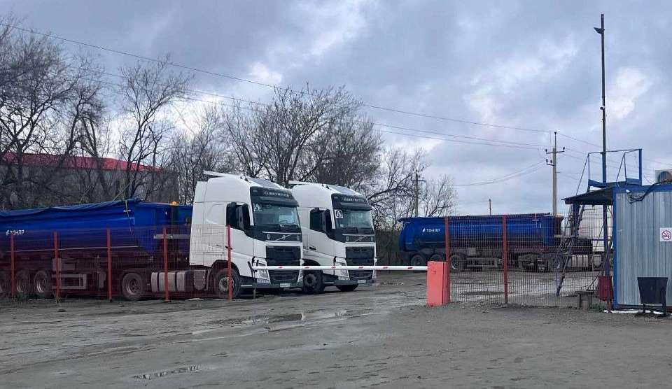 Мужчину зажало между самосвалами на гранитном карьере в Воронежской области