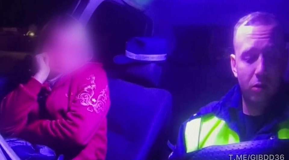 Пьяную супружескую пару на мотоциклах поймали полицейские под Воронежем