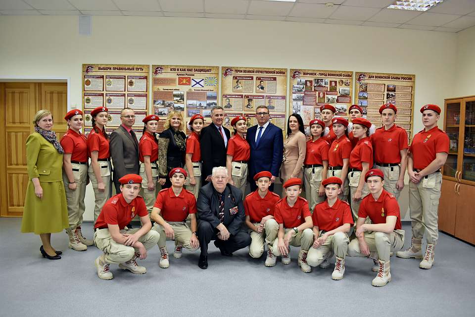 Руководитель управы Ленинского района вручил юнармейцам нагрудные знаки 