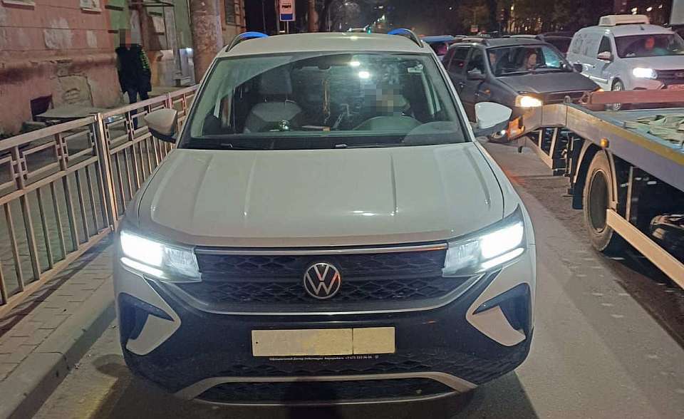 На 7 часов заперлась в машине жительница Воронежа, чтобы не платить штраф за 200 нарушений