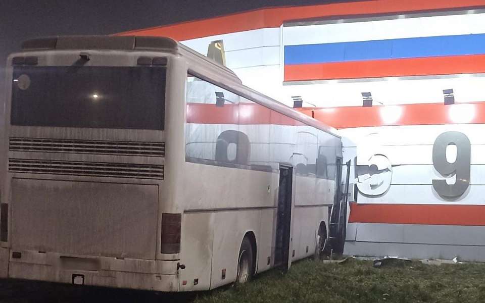 Пятеро пассажиров пострадали в ДТП с междугородним автобусом на воронежской трассе