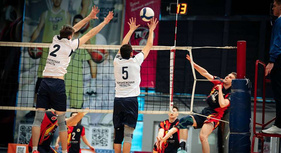 Три победы в четырех матчах одержали воронежские волейболисты