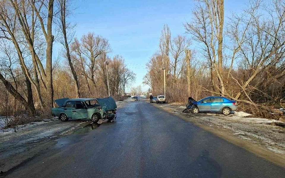 Четыре человека были госпитализированы после лобового ДТП на воронежской трассе