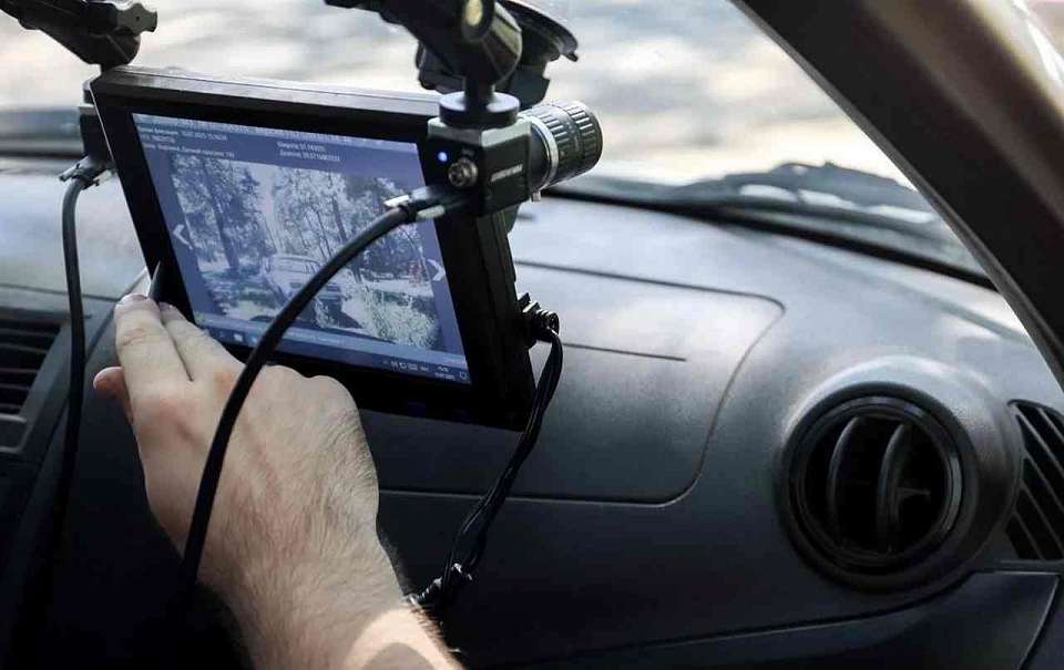В Воронеже продолжается борьба с парковками на газонах