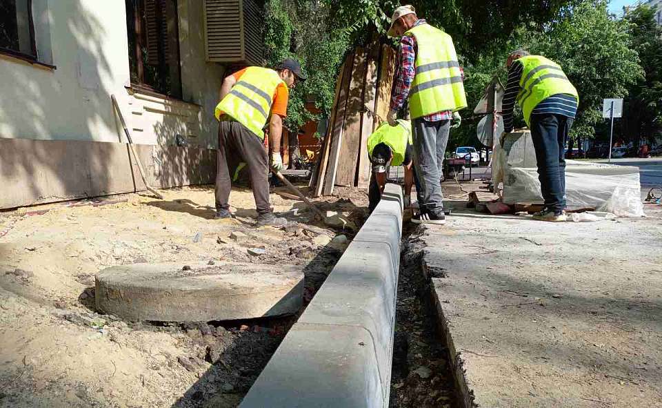 В Ленинском районе продолжается реконструкция тротуара на улице Пушкинская