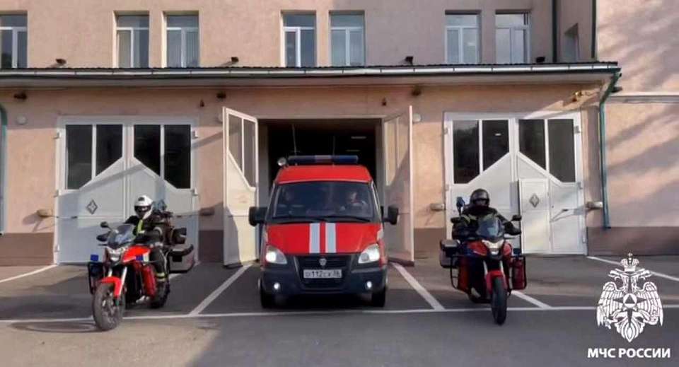 Под вой сирен и ледяной душ воронежские пожарные проводили коллегу на пенсию