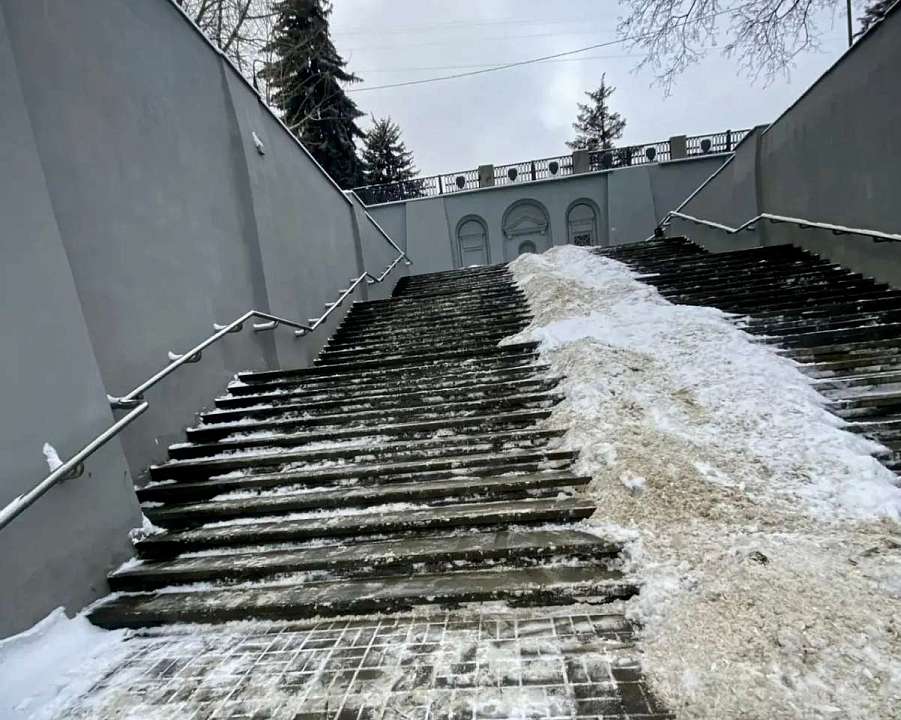 В Центральном районе идет уборка нагорных лестниц от снега и наледи