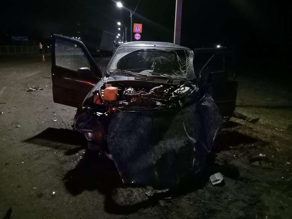 Один человек погиб и двое пострадали в ДТП с фурой на федеральной трассе в Воронежской области