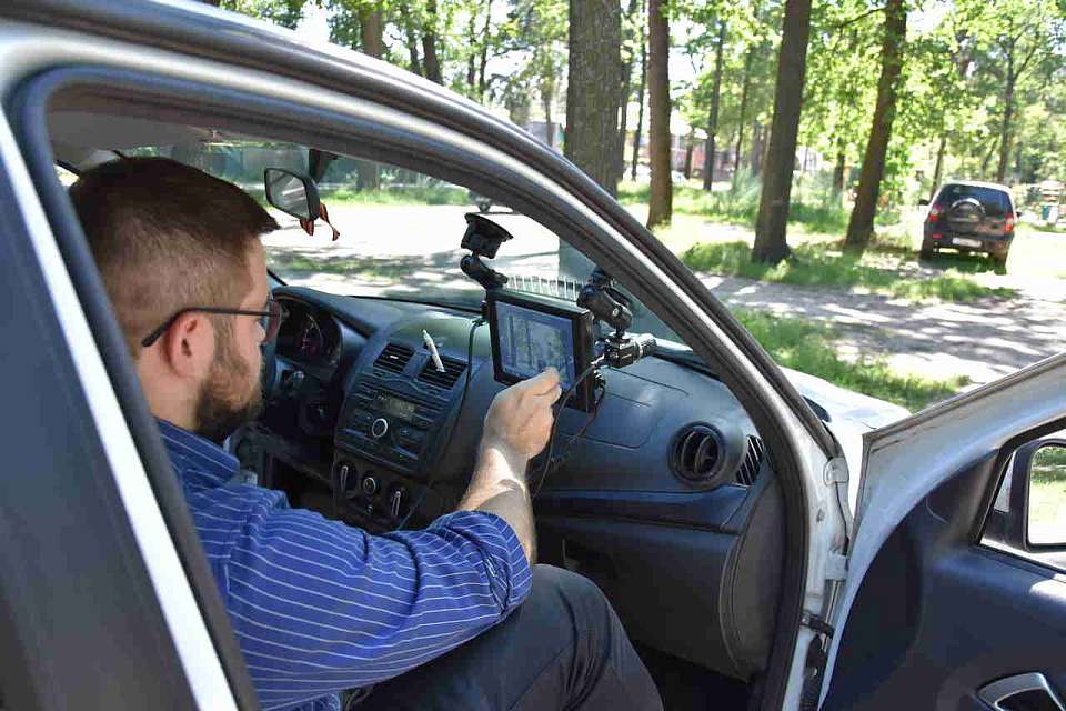 В Железнодорожном районе борются с теми, кто паркует машины на газонах