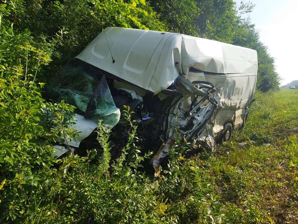 В лобовом столкновении иномарок на воронежской трассе пострадали 5 человек