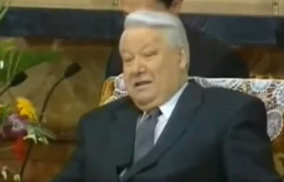 В Воронеже за 20 тыс. рублей выставили на продажу книгу с автографом Бориса Ельцина