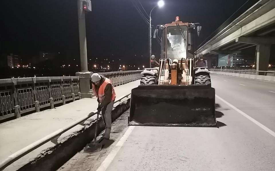 Каждые сутки с улично-дорожной сети Железнодорожного района вывозят более 30 тонн пескосмета