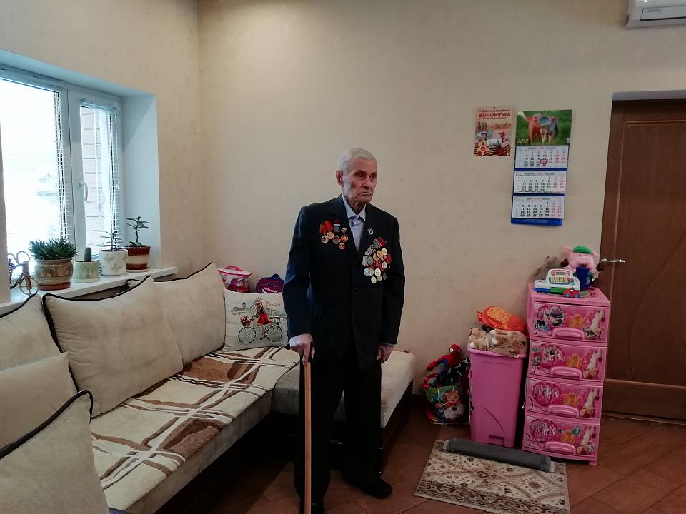                В Коминтерновском районе ветерану вручили памятный знак 