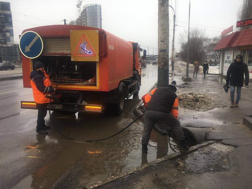 В Железнодорожном районе при плюсовых температурах активизировали работы по благоустройству