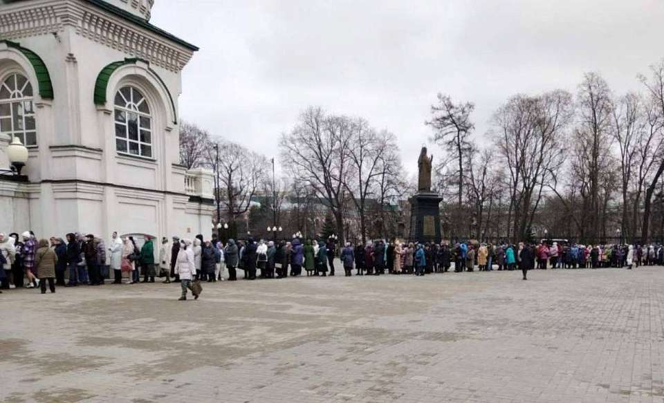 В очередь к поясу Пресвятой Богородицы выстроились сотни воронежцев