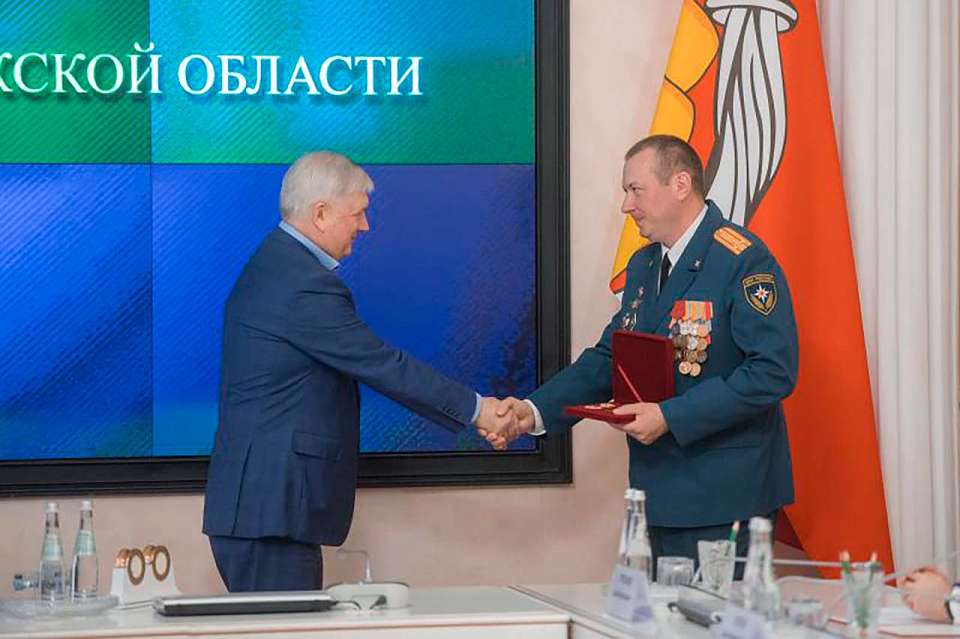 Губернатор Воронежской области наградил героев тушения пожара на нефтебазе в Лисках