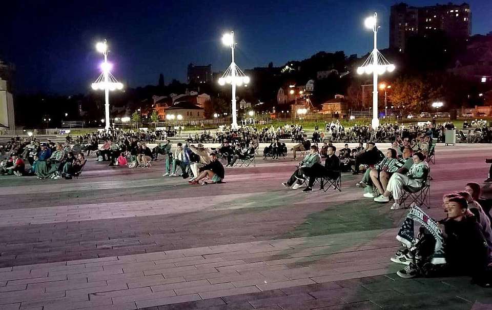 Тысяча воронежцев пришла на трансляцию игры «Факела» на огромном экране на Адмиралтейку