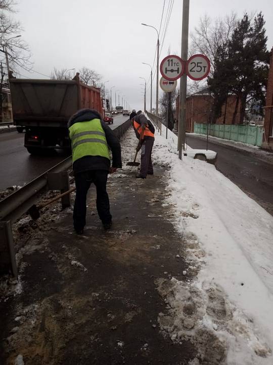 В Железнодорожном районе ведется улично-дорожная уборка