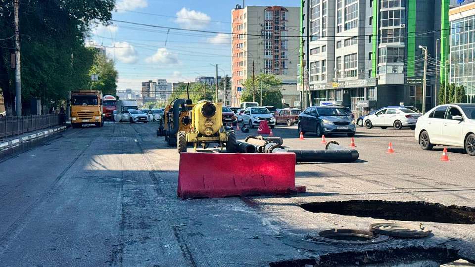 Коммунальщики устраняют аварию на Московском проспекте в Воронеже