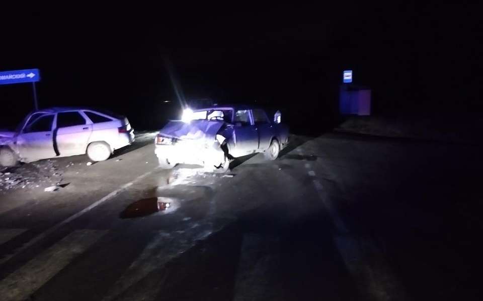 Четыре человека пострадали в ДТП двух ВАЗов на перекрестке в Воронежской области