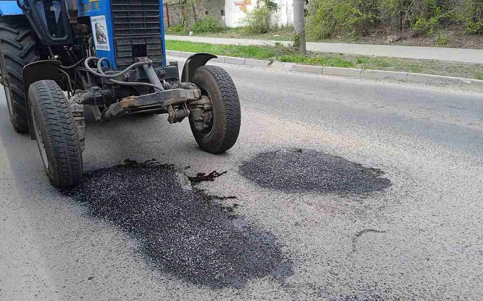 В Железнодорожном районе ежедневно устраняют дефекты дорожного полотна