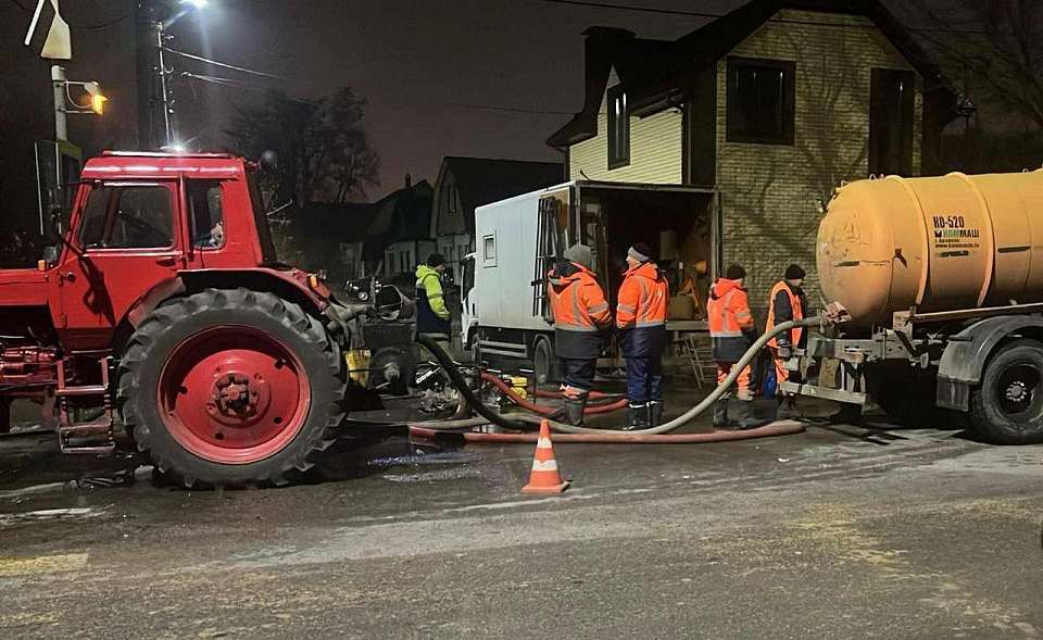 Оставившую без воды полтора района Воронежа коммунальную аварию продолжают устранять ночью