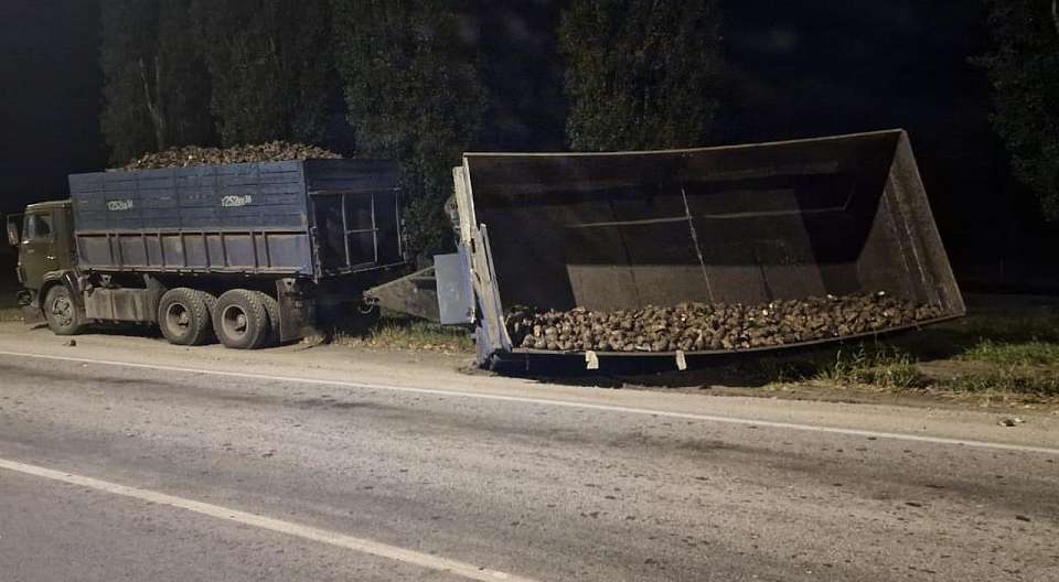 Свекла из опрокинувшегося прицепа засыпала кроссовер на воронежской трассе