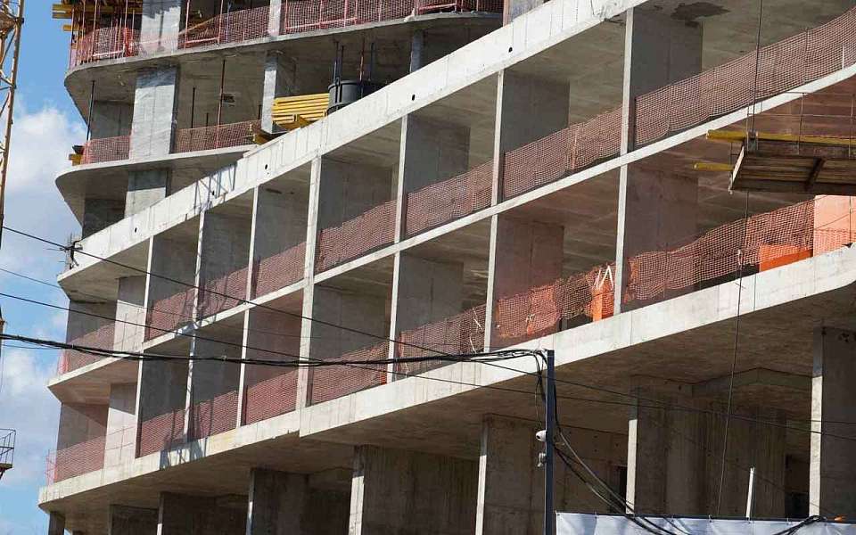 Упавший на строительстве школы монтажник получил тяжелые травмы в Воронеже