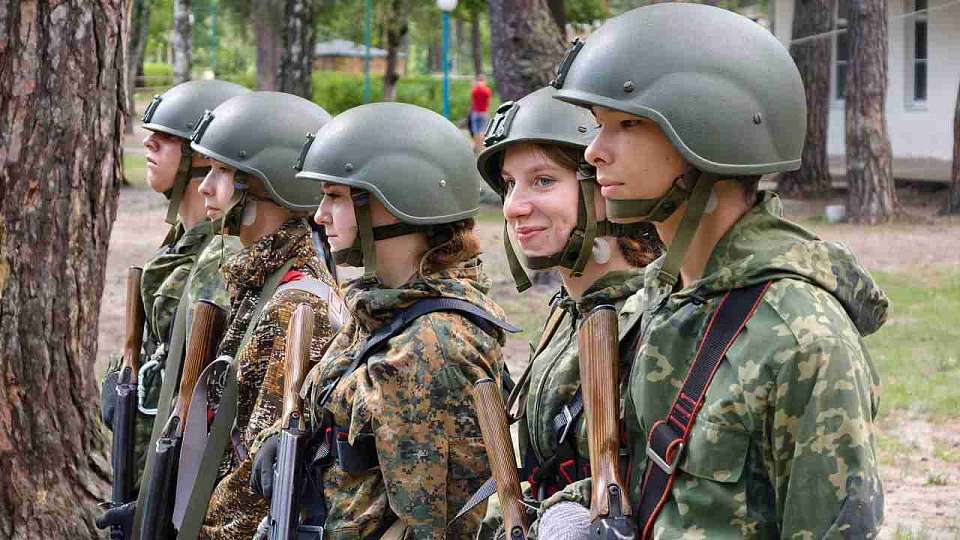 Сильные, сплочённые и смелые: как воронежские школьники проводят лето в оборонно-спортивном лагере