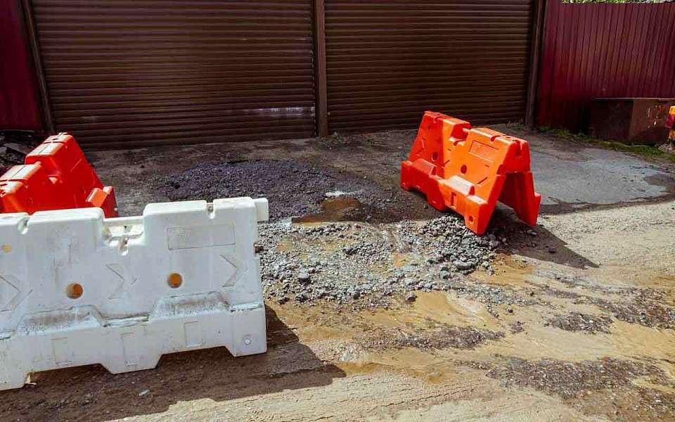 Перекрыли движение и отключили воду на 7 улицах из-за аварии на водоводе в Воронеже