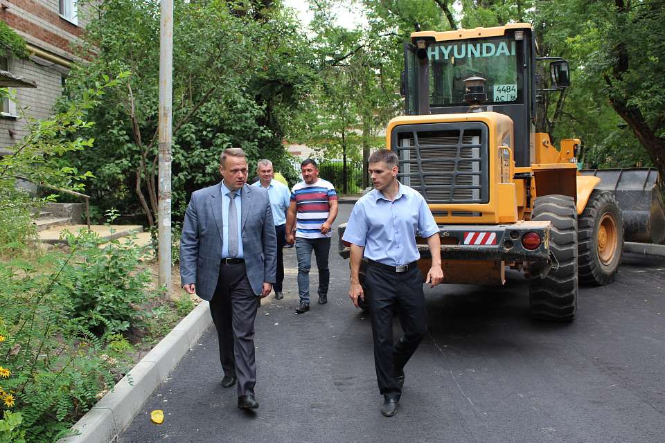 Глава Левобережной управы проконтролировал ремонт дворовых территорий