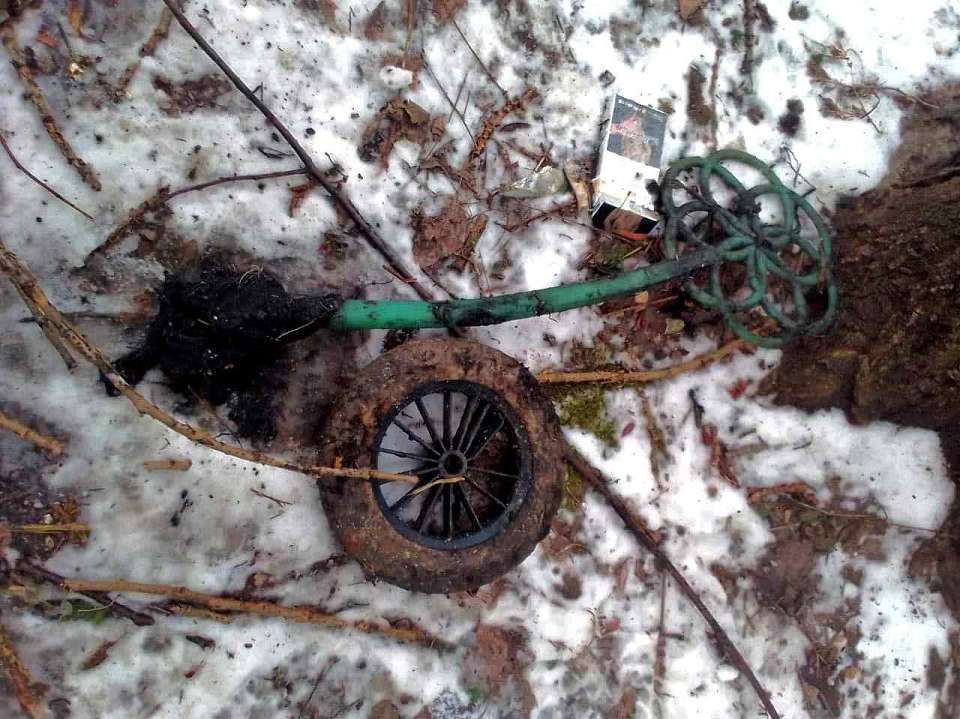 Специалисты «РВК-Воронеж» вытащили из канализации колесо и выбивалку для ковров