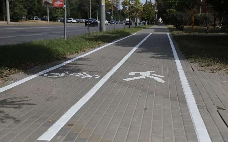 В Воронеже приступили к обозначению велополос на тротуарах