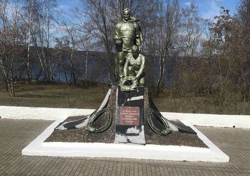 В Железнодорожном районе ремонтируют воинские захоронения