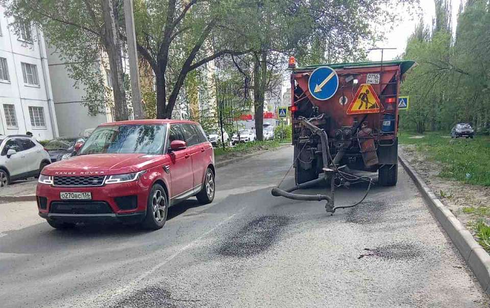 На дорогах района выполняют локальный ремонт